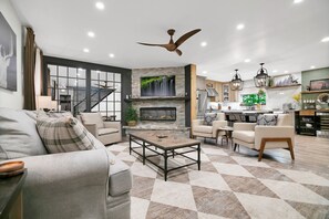 TV connectée, cheminée, livres