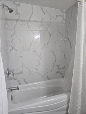 Secador de cabelo, bidê, toalhas de banho, sabonete