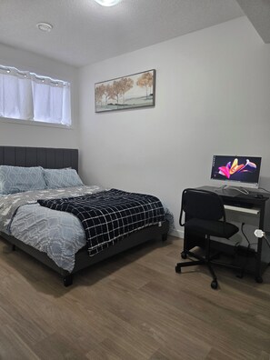 2 habitaciones, escritorio, tabla de planchar con plancha y wifi gratis 
