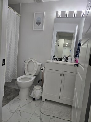 ヘアドライヤー、ビデ、タオル、石鹸