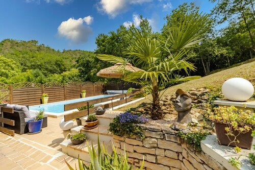 Escapade tranquille avec piscine et jardin près de Lascaux