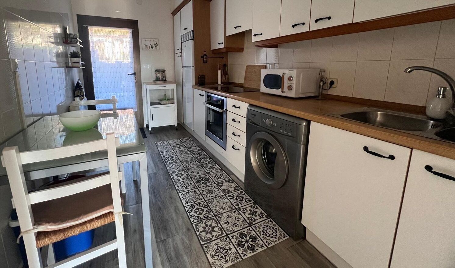 Jääkaappi, mikroaaltouuni, uuni, liesi