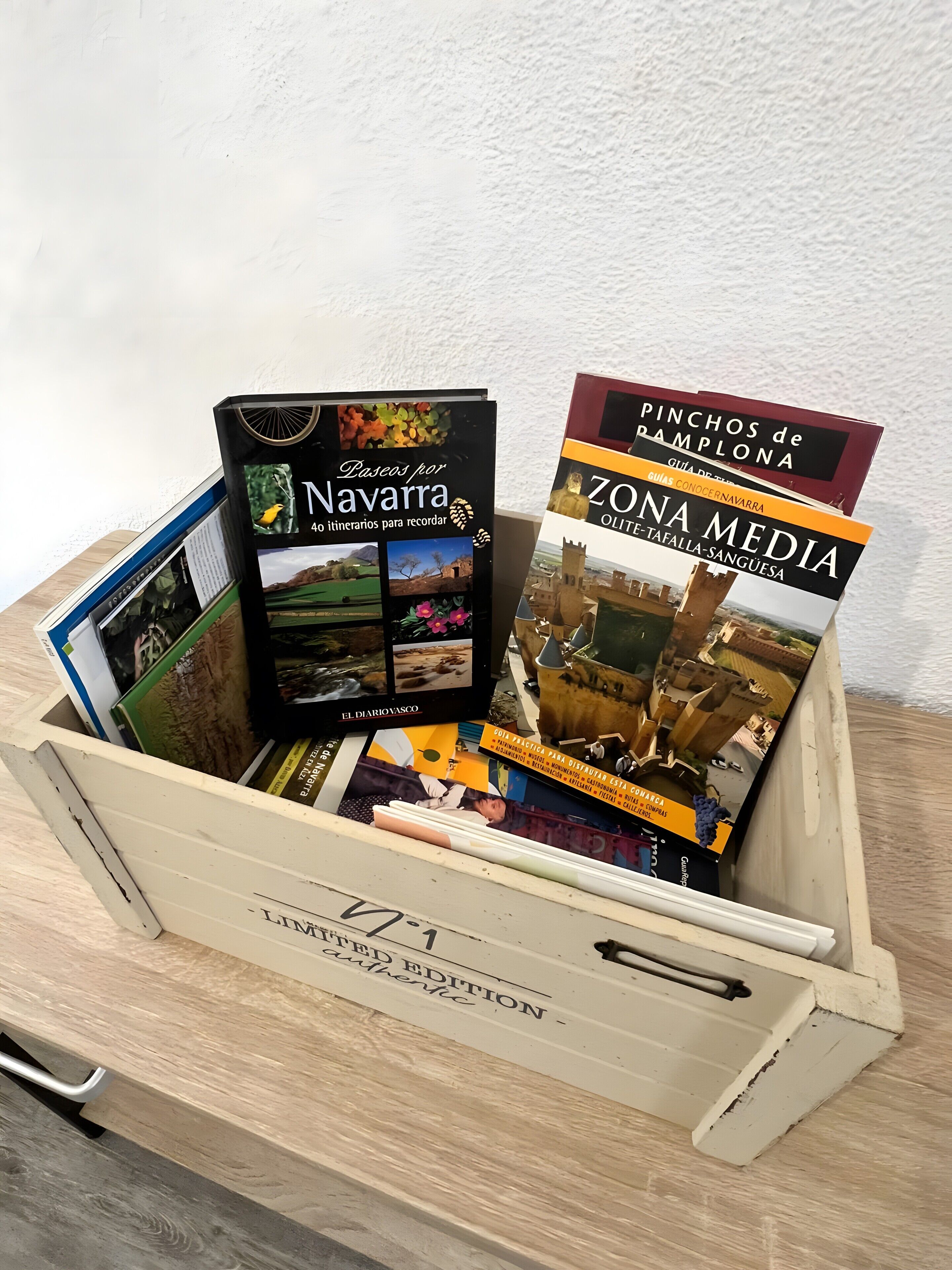 Een houten kist met reisgidsen voor Navarra, Zona Media en Pinchos de Ramplona.