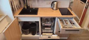 Fridge, oven, stovetop, dishwasher