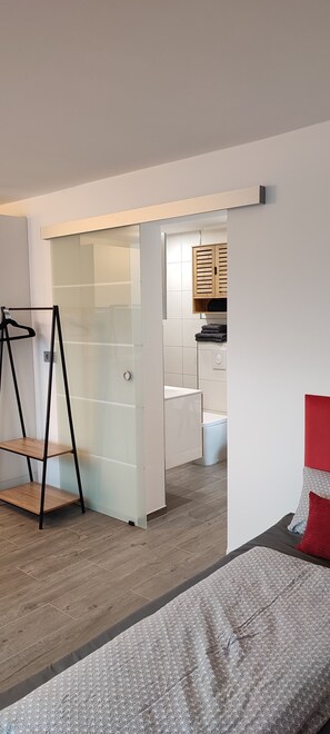 1 bedroom, free WiFi, bed sheets - Studio "Schwarzwaldstübchen" in the Black Forest with swimming pool (Baiersbronn)