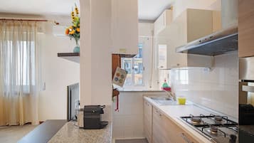 Een koelkast, een magnetron, een oven, een kookplaat