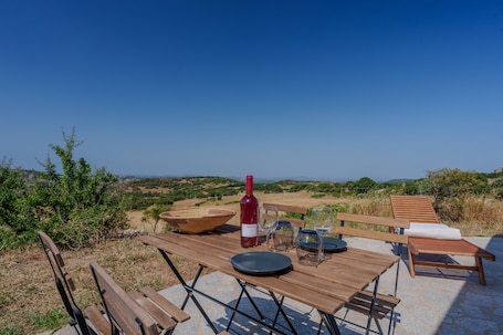Outdoor dining. Apartment 'Sughereto 2, Vigna E Vista' with Sea View, Wi-Fi and Air Conditioning