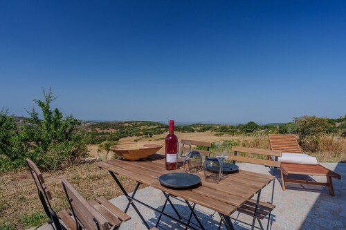 Apartment 'Sughereto 2, Vigna E Vista' with Sea View, Wi-Fi and Air Conditioning