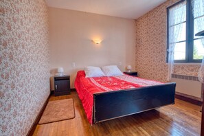 4 bedrooms, iron/ironing board, free WiFi