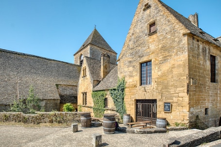 Exterior. L'Hirondelle – Authentic Country House in the Heart of Périgord Noir
