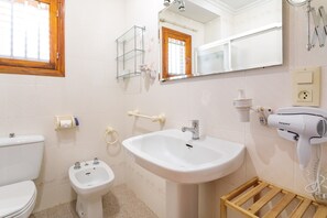 Shower, hair dryer, towels - Apartment 'Palmera V' with Private Terrace and Private Garden (Santa Pola)