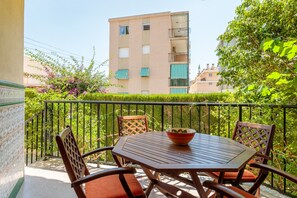Outdoor dining - Apartment 'Palmera V' with Private Terrace and Private Garden (Santa Pola)