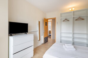 Free WiFi - Guest House - Cim Apartments 1 with Mountain Views, Wi-Fi, and Air Conditioning (Olivella)