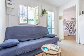 TV - Apartment "La Belle Petite Maison" with Shared Terrace, Private Garden and Wi-Fi (Unknown)