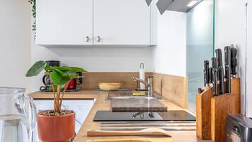 Kylskåp, mikrovågsugn, ugn och spishäll