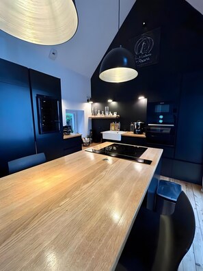 Fridge, microwave, oven, stovetop - Holiday Home 'La Maison Du Phare' with Private Terrace and Garden (Plérin)