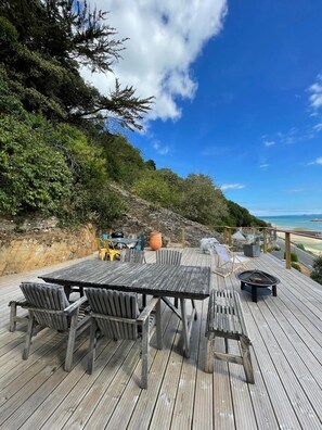 Outdoor dining - Holiday Home 'La Maison Du Phare' with Private Terrace and Garden (Plérin)