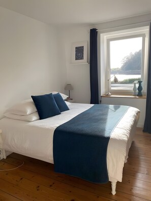 5 bedrooms, iron/ironing board, free WiFi, bed sheets