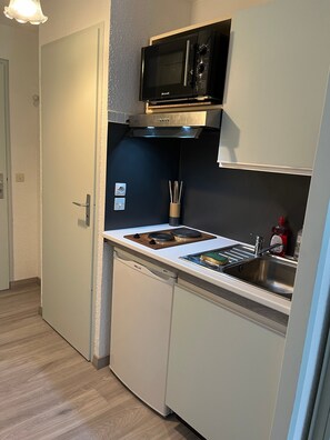 Frigorifero, microonde, piano cottura, macchina per tè/caffè