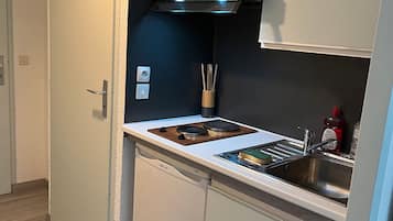 Réfrigérateur, micro-ondes, plaque de cuisson, cafetière/bouilloire