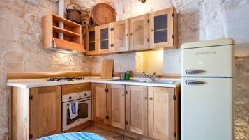 Kühlschrank, Ofen, Herdplatte, Wasserkocher mit Kaffee-/Teezubehör