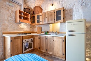 Fridge, oven, stovetop, coffee/tea maker