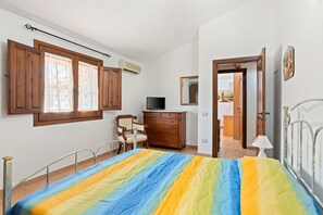3 bedrooms, iron/ironing board, bed sheets - Apartment 'Elena' with Private Garden, Balcony and Air Conditioning (Terralba)
