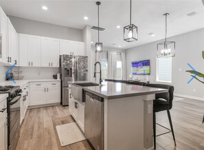 Fridge, microwave, oven, stovetop - Spacious 4-bedroom house with WiFi, AC in lovely Houston (Houston)