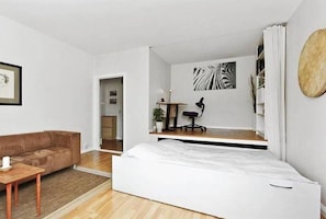 Tabla de planchar con plancha, wifi, ropa de cama