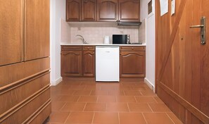 Kühlschrank, Mikrowelle, Wasserkocher mit Kaffee-/Teezubehör