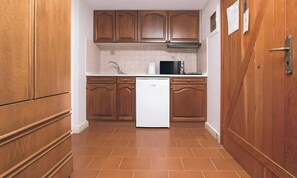 Fridge, microwave, coffee/tea maker, electric kettle