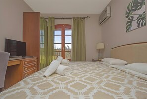 Iron/ironing board, free WiFi, bed sheets