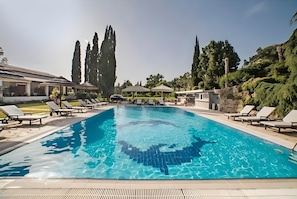 A swimming pool with lounge chairs, a gazebo, and tall trees. - Apartment 'Corfu Club Standard 3' with Shared Pool, Wi-Fi and Air Conditioning (Corfu)