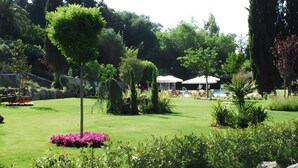 Un jardin bien entretenu, avec une grande variété de plantes et une pelouse.