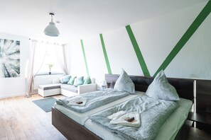 2 makuuhuonetta, tallelokero huoneessa, työpöytä, silitysrauta/-lauta