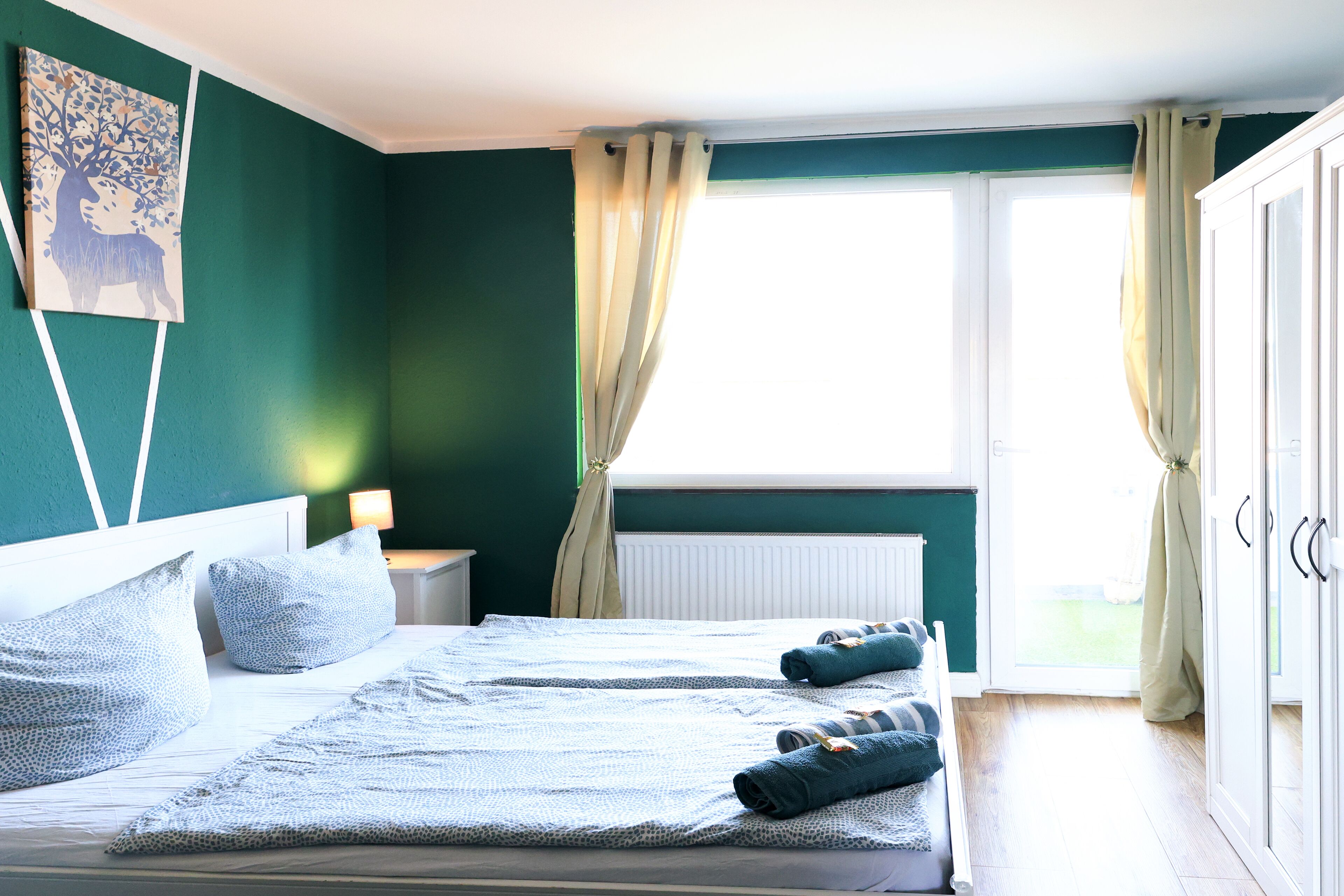 2 Schlafzimmer, Zimmersafe, Schreibtisch, Bügeleisen/Bügelbrett