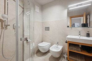 Douche, sèche-cheveux, serviettes fournies