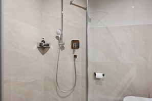 Een douche, een haardroger, handdoeken