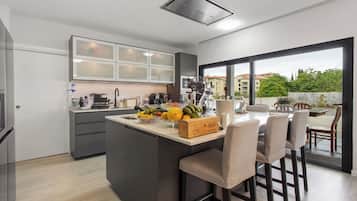 Jääkaappi, mikroaaltouuni, uuni, liesi