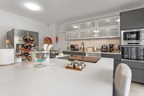 Fridge, microwave, oven, stovetop - 'Mariana' Room with Sea View, Shared Terrace and Wi-Fi Access (Gaula)