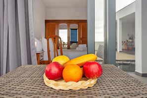 1 bedroom, iron/ironing board, free WiFi, bed sheets - 'Mariana' Room with Sea View, Shared Terrace and Wi-Fi Access (Gaula)