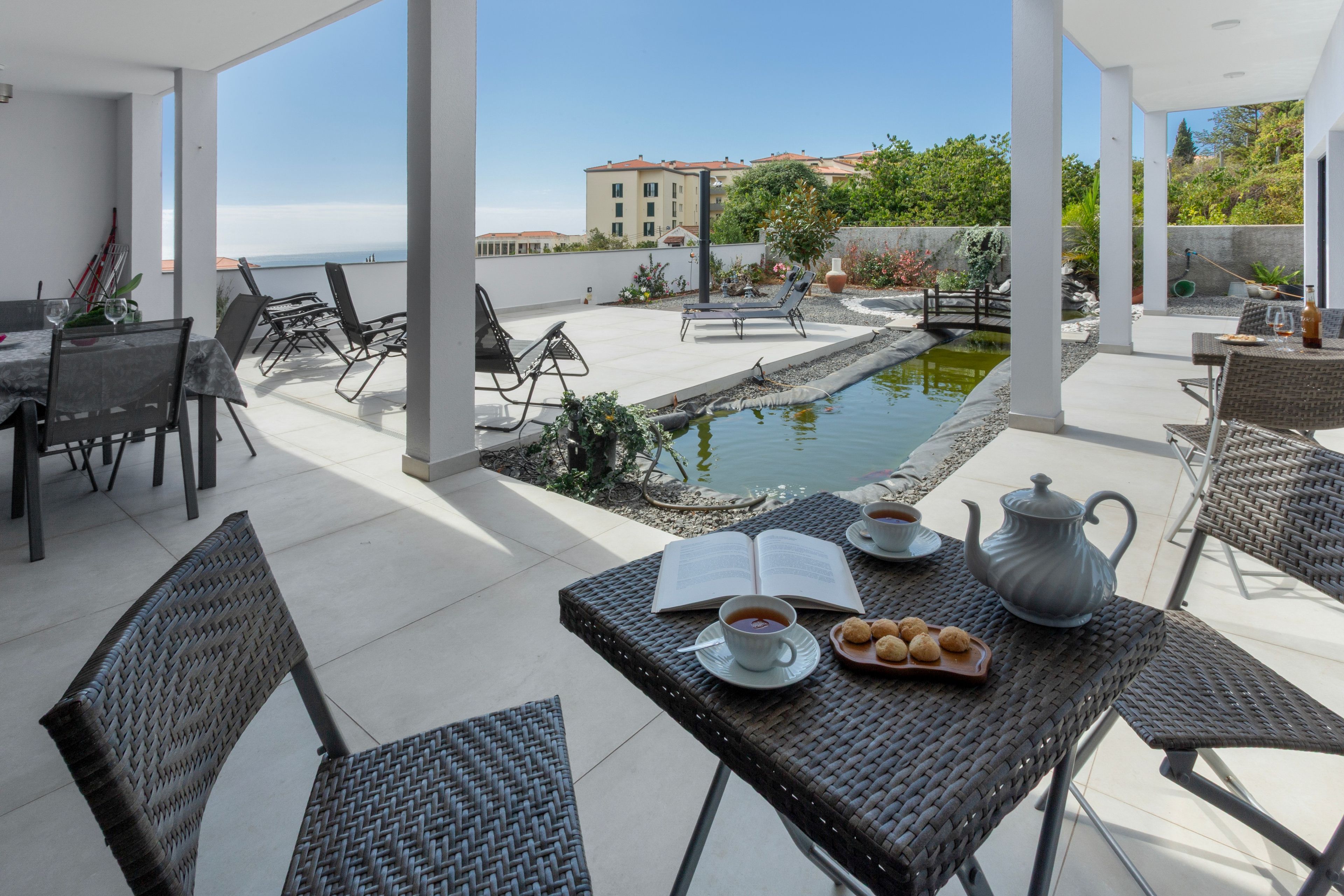 Un espace extérieur aménagé, abrité et doté d’une piscine, d’un coin repas et offrant une vue sur le paysage urbain.