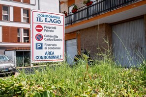 A sign for a private condominium area with a parking symbol.