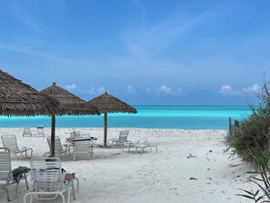 Chaises longues, serviettes de plage