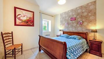 3 bedrooms, iron/ironing board, free WiFi, bed sheets