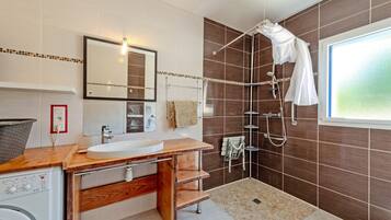 Shower, hair dryer, towels