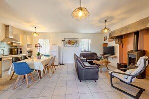TV, fireplace - Holiday Home 'Gîte De Pen Ar Mor' with Private Terrace, Private Garden and Wi-Fi (Unknown)