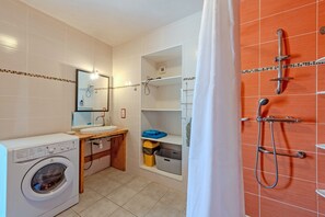 Shower, hair dryer, towels
