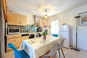 Fridge, microwave, oven, stovetop - Holiday Home 'Gîte De Pen Ar Mor' with Private Terrace, Private Garden and Wi-Fi (Unknown)