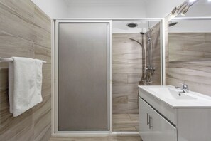 Shower, hair dryer, towels - Apartment 'Casa Viva' with Sea View, Shared Terrace and Wi-Fi (Machico)